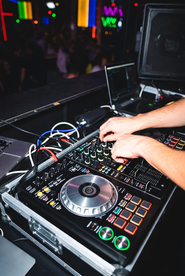DJ